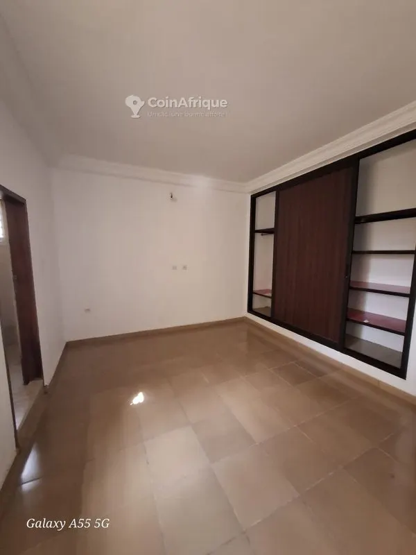 Villa basse 4 pièces avec garage — Bingerville Cité des Impôts