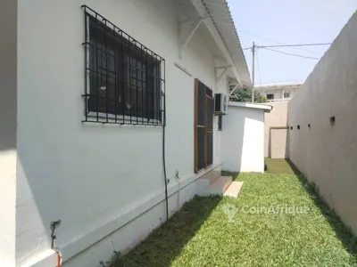 Villa plain-pied 3 chambres autonomes meublée — Treichville Zone 3