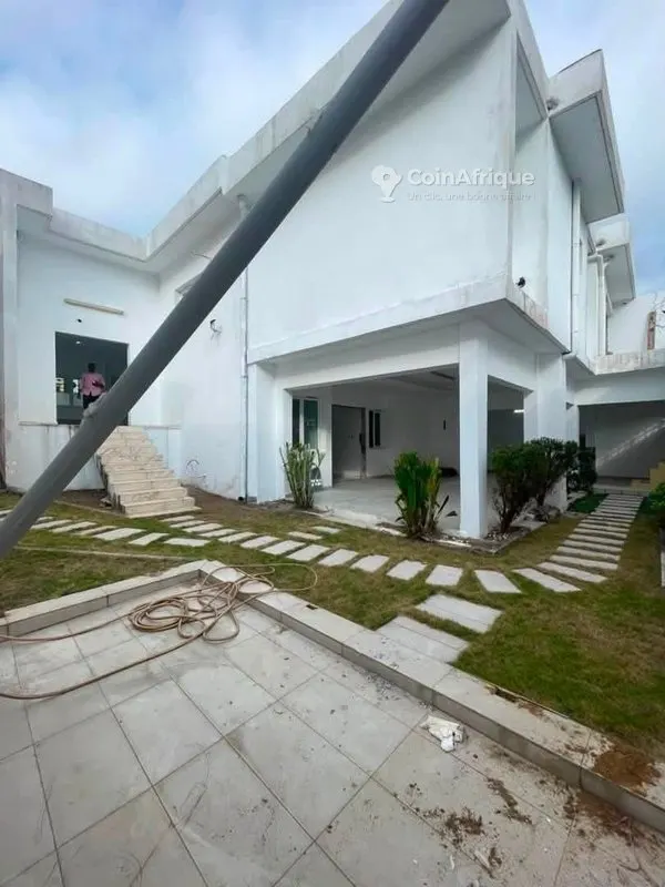 Location villa duplex 6 pièces - Angré 8ème tranche dans cite