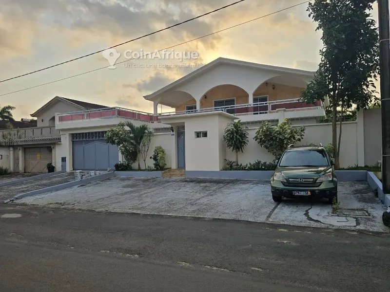 Villa duplex 6 chambres 504 m² — Cité Synacassci