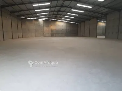Entrepôt 10 000 m² avec pont bascule — Yopougon zone industrielle