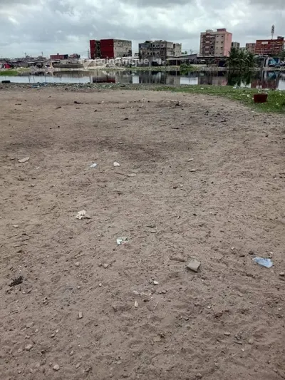 Terrain 4000 m² en bordure de route — Koumassi