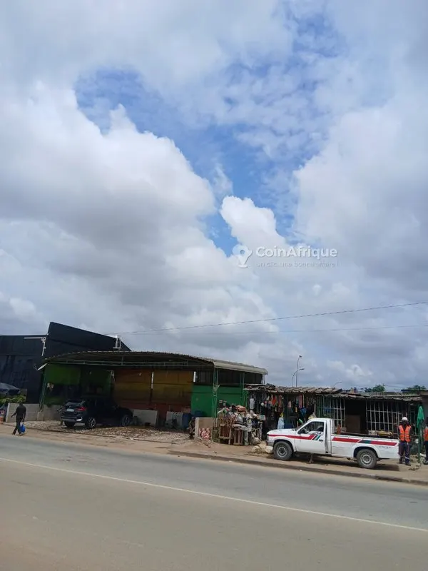 Terrain commercial 560 m² — Cocody Riviera 3