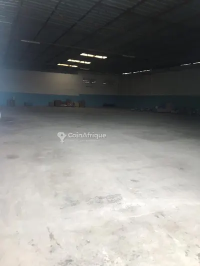 Entrepôt 2000 m² (1500 m² couvert) — Yopougon Ancienne Zone Industrielle