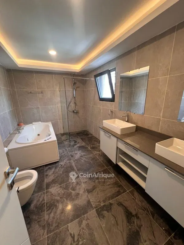 Appartement 4 pièces haut standing — Le Plateau