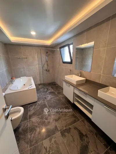 Appartement 4 pièces haut standing — Le Plateau