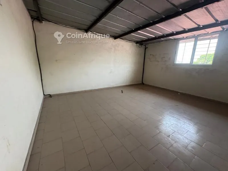 Entrepôt 400 m² + 4 bureaux avec cour — Cocody 2 Plateaux