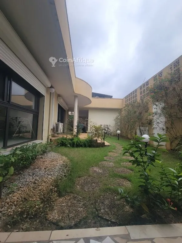 Villa duplex 6 pièces avec jardin et garage — Riviera Attoban