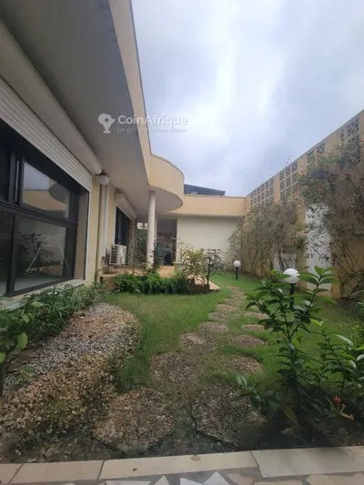 Villa duplex 6 pièces avec jardin et garage — Riviera Attoban