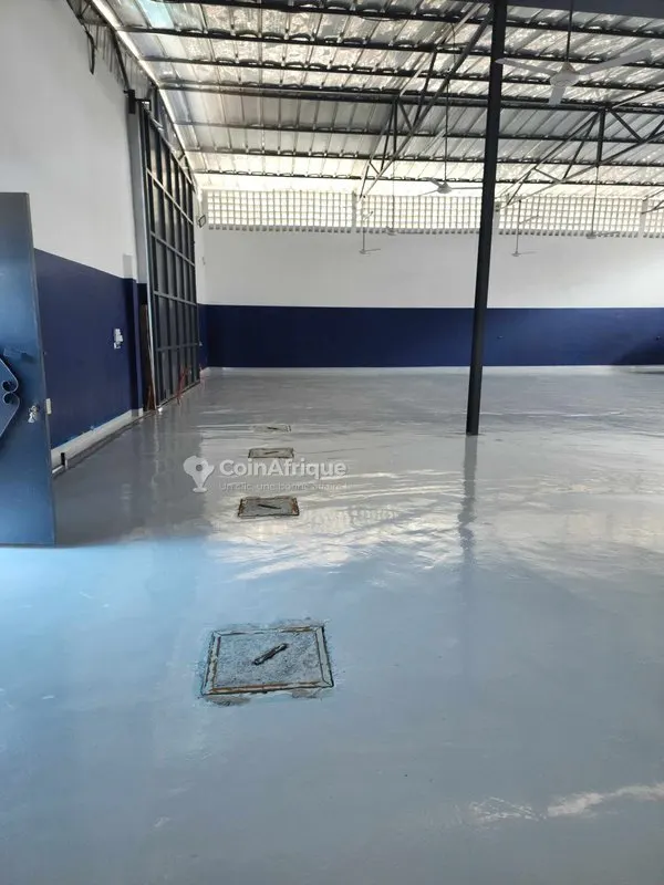 Entrepôt 550 m² avec bureaux — Koumassi