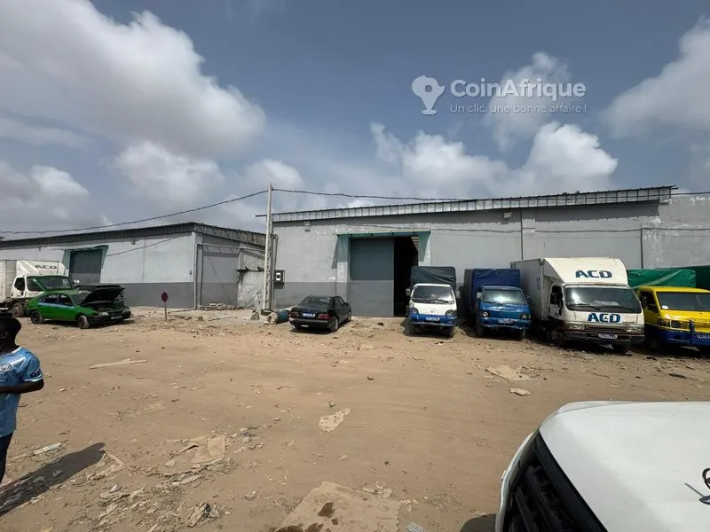 2 dépôts 550 m² et 450 m² avec bureaux — Koumassi
