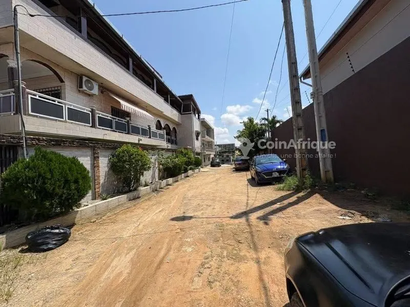 Terrain 300 m² prêt à bâtir — Cocody Riviera Faya