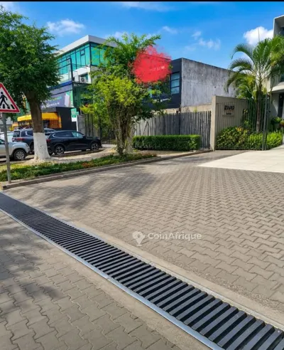 Terrain 300 m² bien situé pour projet immobilier — Cocody Centre