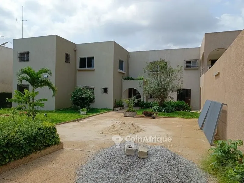 Villa 10 pièces avec garage 6 places — Cocody Riviera 3 Sainte Famille