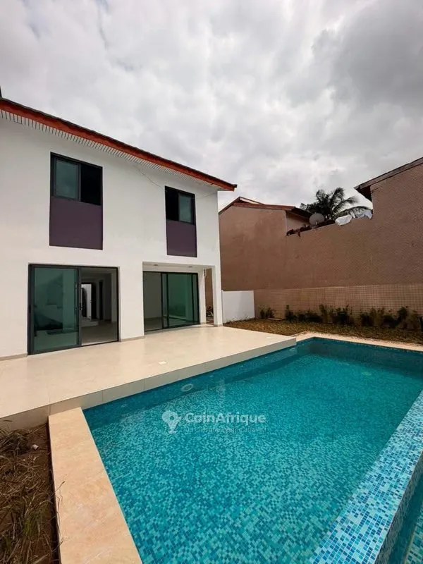 Villa duplex 4 pièces avec piscine — Cocody Riviera 4 Mbadon