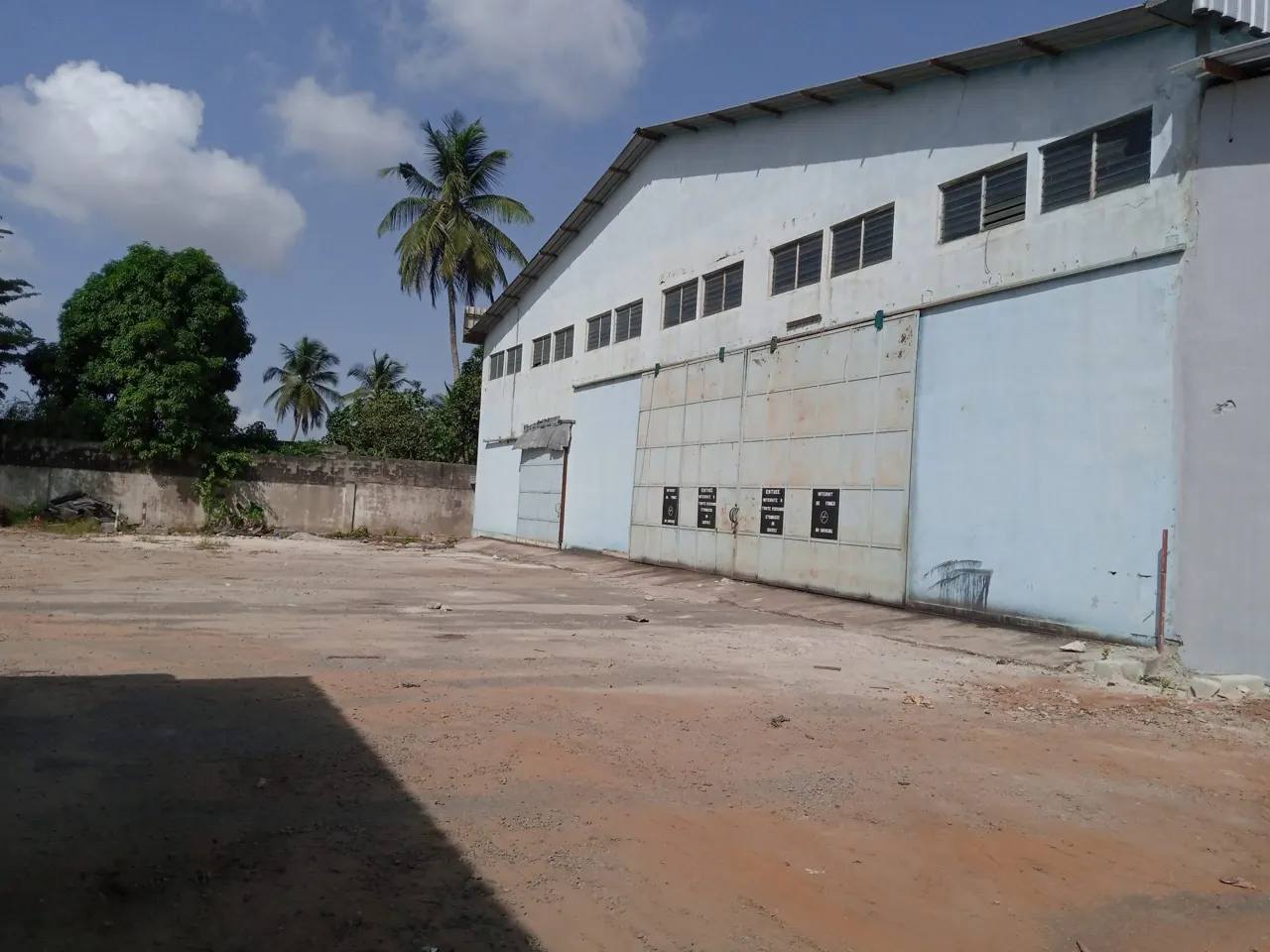 Entrepôt 4 100 m² avec espace couvert — Yopougon Zone Industrielle