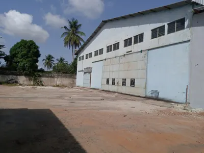 Entrepôt 4 100 m² avec espace couvert — Yopougon Zone Industrielle