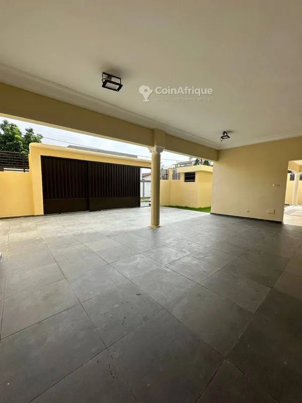 Villa duplex 5 pièces meublée — Cocody Cité Synasscas