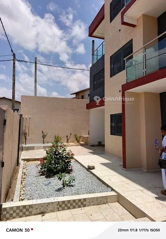 Villa triplex 7 pièces — Feh Kessé