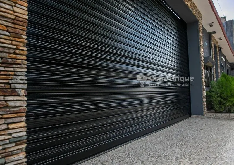 Villa duplex 9 pièces avec magasins et garage — Cocody Angré 8e tranche