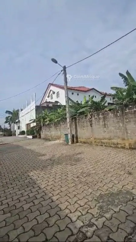 Terrain 800 m² clôturé — Cocody Riviera 4