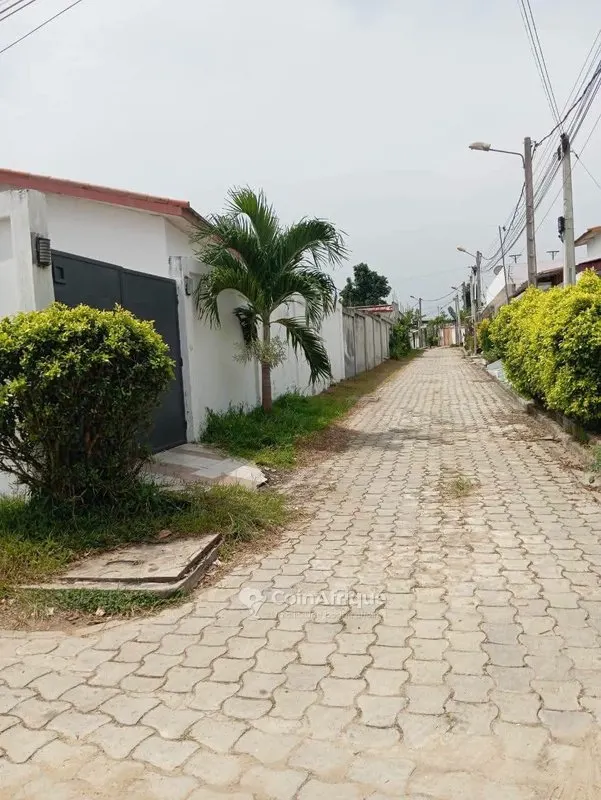 Villa basse 4 pièces avec parking intérieur — Feh Kessé