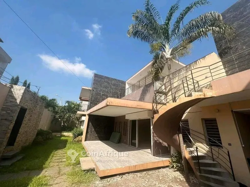 Villa triplex 8 pièces avec piscine suspendue — Cocody Riviera Attoban