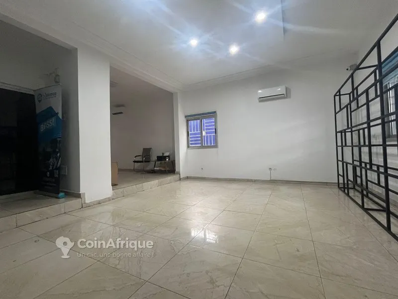 Villa 8 pièces avec grande cour — Angré Djorobité
