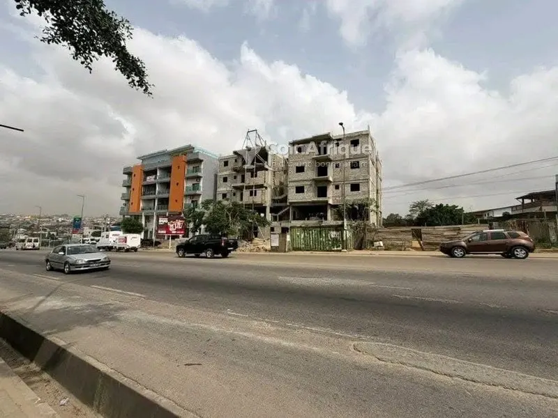 Terrain commercial 500m² avec fondation R+3 — Boulevard Mitterant