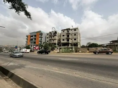 Terrain commercial 500m² avec fondation R+3 — Boulevard Mitterant