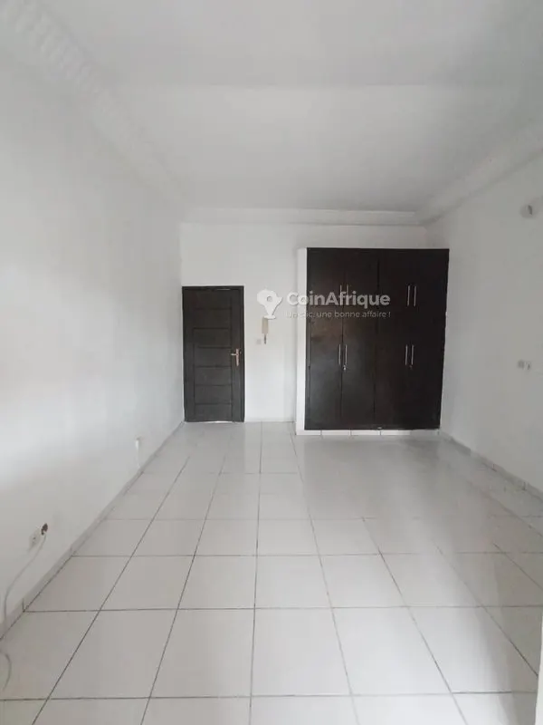 Studio avec balcon — Cocody 2 Plateaux 7e Tranche