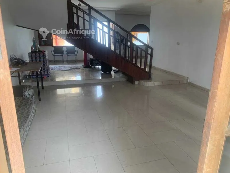 Duplex 5 pièces + 2 dépendances — Cocody Cité Arcades
