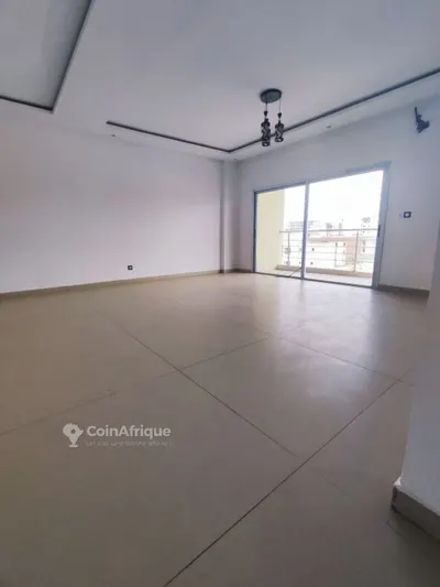 Appartement 3 pièces standing avec balcons — Cocody Angré
