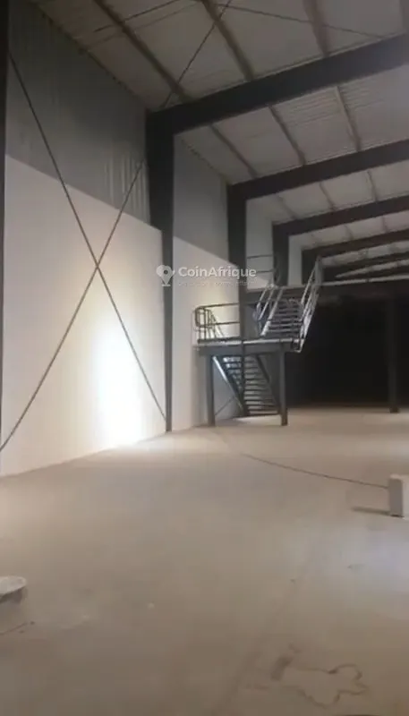 Entrepôt avec mezzanine 3 500 m² — Koumassi