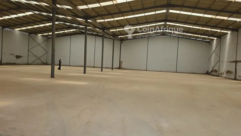 Entrepôt 3 000 m² avec zone industrielle — Yopougon PK25