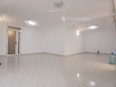 Appartement 4 pièces rénové — Cocody Saint-Jean