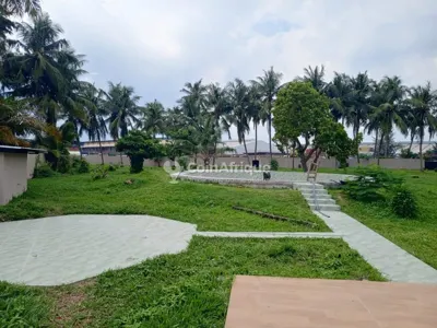 Villa 6 pièces pieds dans l'eau avec piscine — Cité Vridi