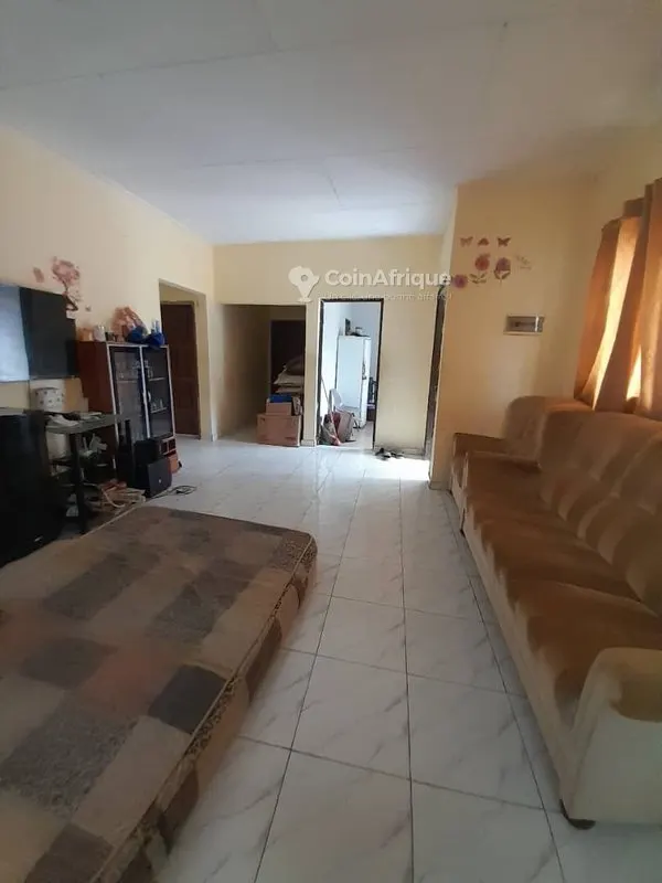Villa basse 4 pièces avec 3 magasins — Route d'Abatta Cité Mugefci