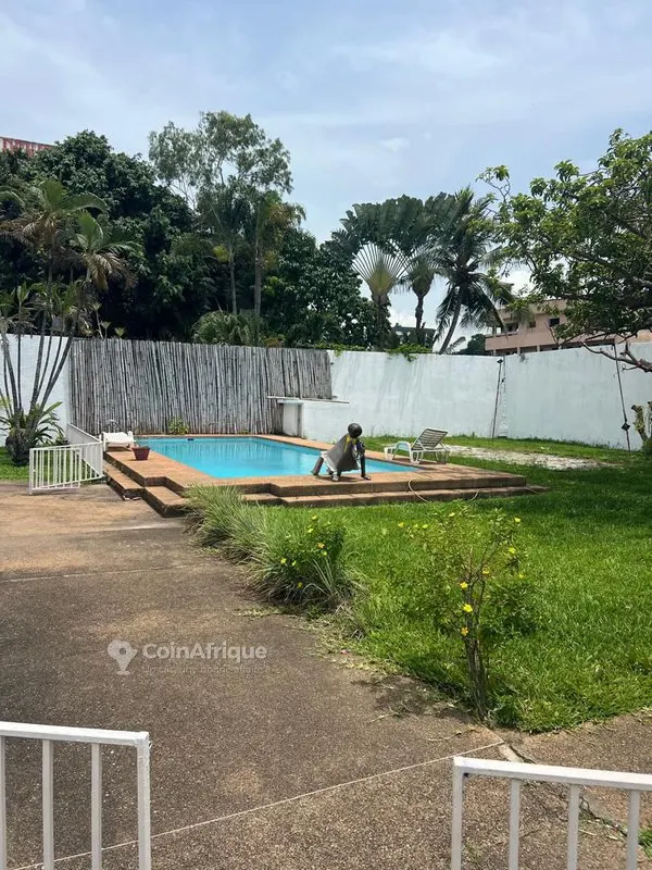 Villa basse 6 pièces avec piscine — Marcory Zone 4