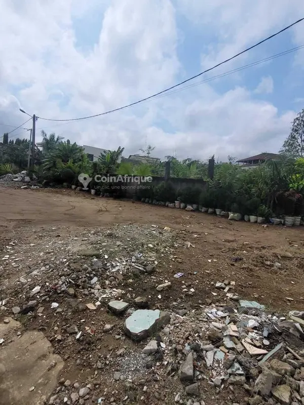 Terrain 495 m² avec servitude — Cocody Riviera Jules Verne