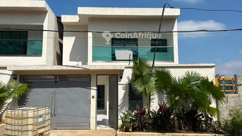 Villa triplex 9 pièces — Cocody Palmeraie Saint-Viateur