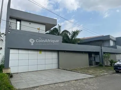 Villa triplex 9 pièces avec piscine — Cocody Plateau