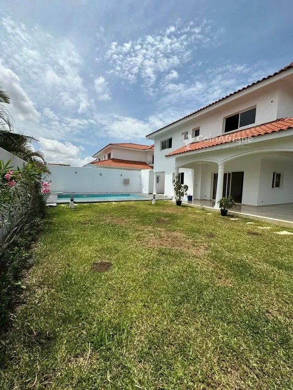 Villa duplex 6 pièces avec piscine — Cocody Riviera Abatta