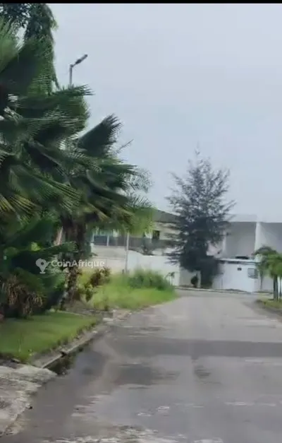 Terrain 1000 m² pied dans l'eau — Cocody Riviera Golf 4 Cité Beach