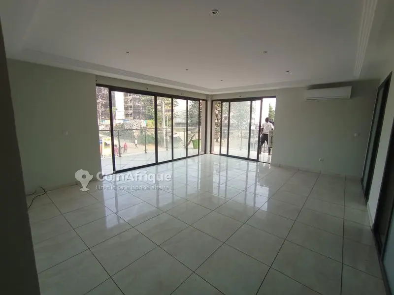 Appartement 3 pièces haut standing — Cocody 2 Plateaux