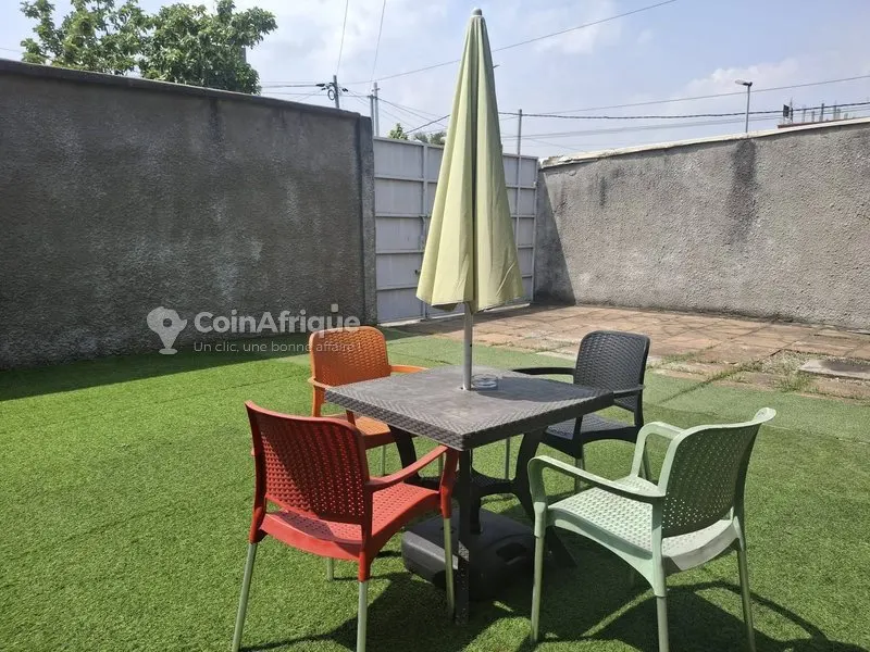 Villa basse 5 pièces avec piscine — Cocody Riviera Les Jardins