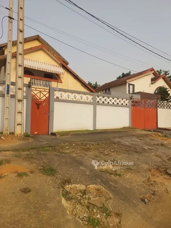 Duplex commercial 5 pièces avec garage — Cocody-Angré 8ème tranche