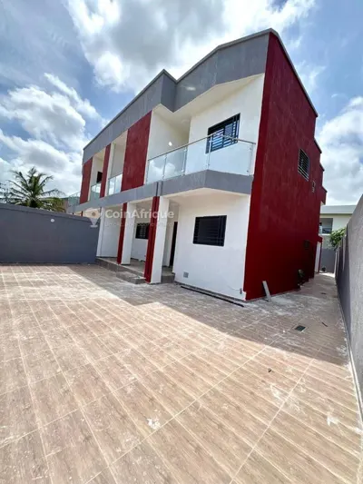 Duplex 6 pièces avec piscine et garage — Zone Abattre