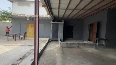 Entrepôt 400 m² + 4 bureaux avec cour — Cocody 2 Plateaux