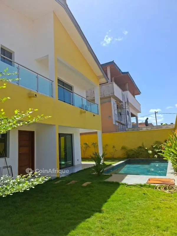 Villa duplex 5 pièces avec piscine — Grand-Bassam Cité Rosier